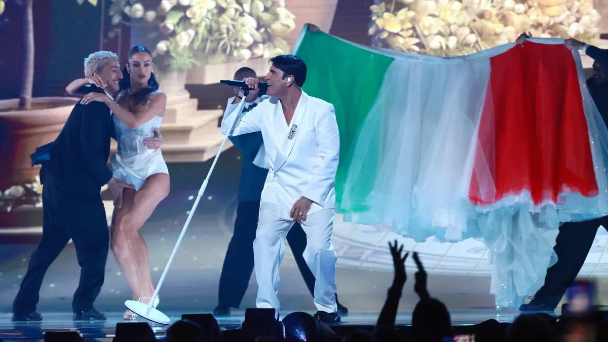 Sal Da Vinci sul palco con l'abito tricolore - Foto Ansa