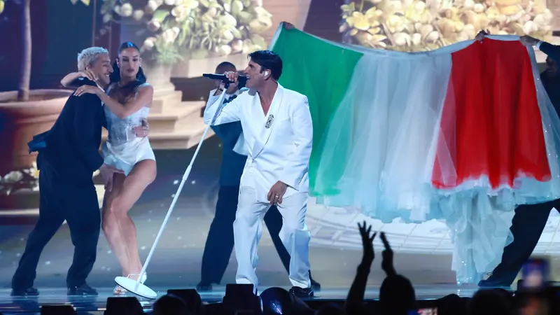 Sal Da Vinci sul palco con l'abito tricolore - Foto Ansa