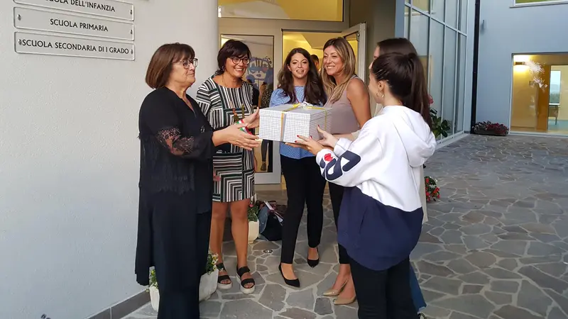 La consegna di un dono alla scuola di Gualdo