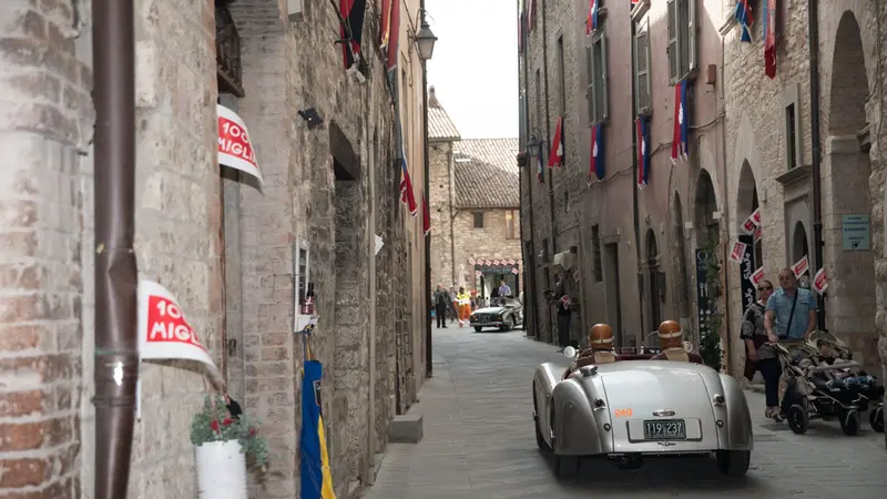 Il passaggio delle Mille Miglia a Gubbio