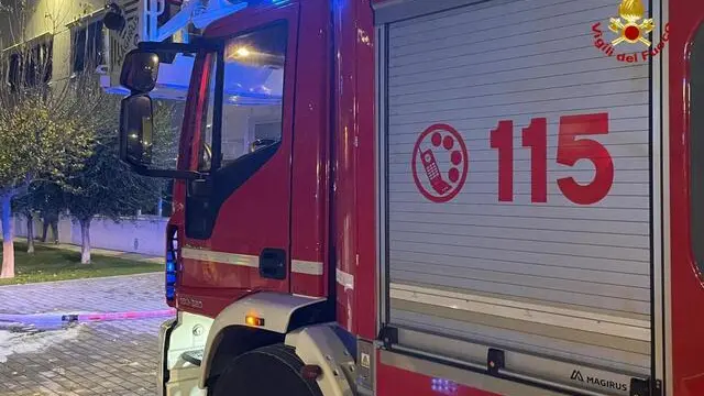 Vigili del fuoco di notte (foto d'archivio) - © www.giornaledibrescia.it