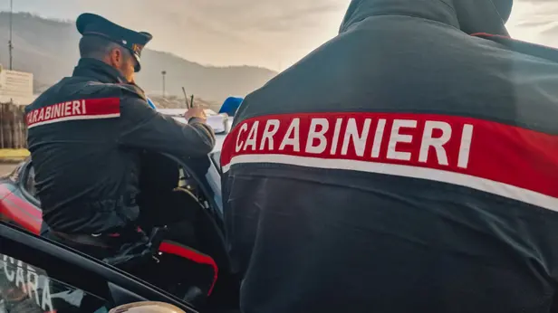 Carabinieri impegnati in un controllo