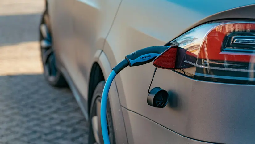 Un'auto elettrica in carica