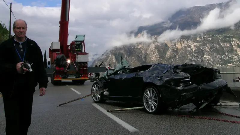 L'Aston Martin dopo l'incidente