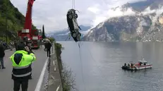 L'Aston Martin ripescata dal lago di Garda