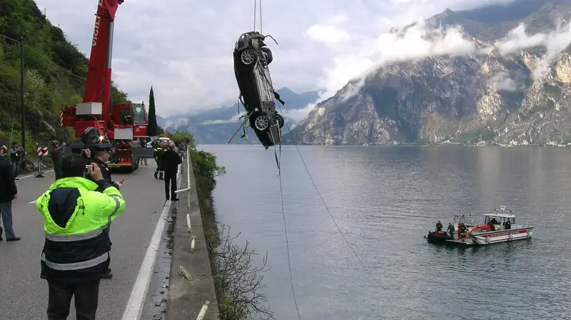 L'Aston Martin ripescata dal lago di Garda