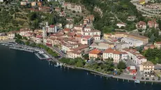 Una veduta di Tavernola, sulla sponda bergamasca del lago d'Iseo