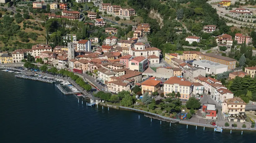 Una veduta di Tavernola, sulla sponda bergamasca del lago d'Iseo