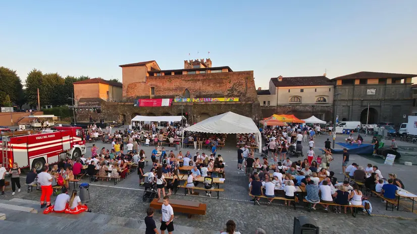Volontari, mezzi e cittadini alla festa dello scorso anno - © www.giornaledibrescia.it