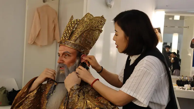Riccardo Certi si prepara per la scena