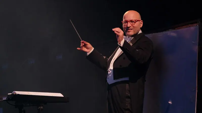 Il direttore Enrique Mazzola