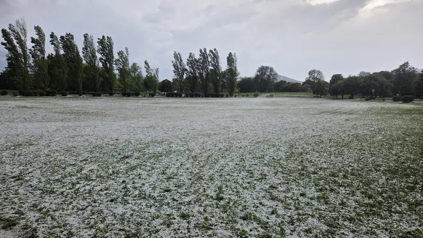 Un campo imbiancato dalla grandine- © www.giornaledibrescia.it