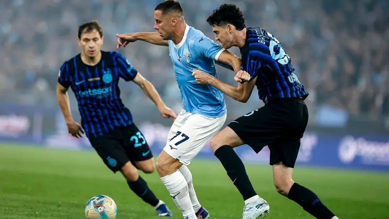 Lazio's Adam Marusic (L) and Inter’s Alessandro Bastoni (R) in action during during the Italian Cup final soccer match between SS Lazio and FC Inter at Olimpico stadium in Rome, Italy, 13 May 2026. ANSA/ANGELO CARCONI