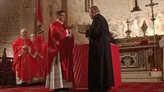 La consegna della reliquia del santo patrono in chiesa