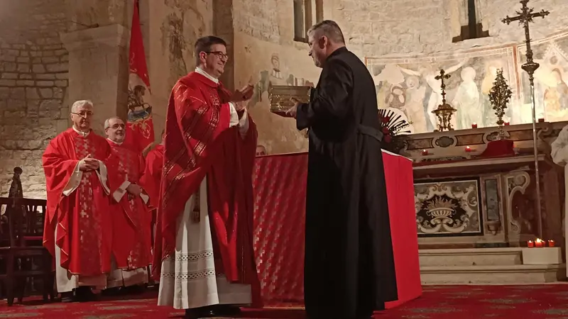 La consegna della reliquia del santo patrono in chiesa