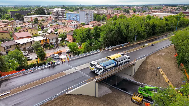 Le prove di carico sul ponte di via Labirinto - via Cozzaglio