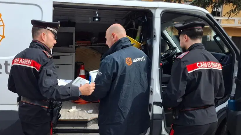 Tecnici e carabinieri impegnati nei controlli