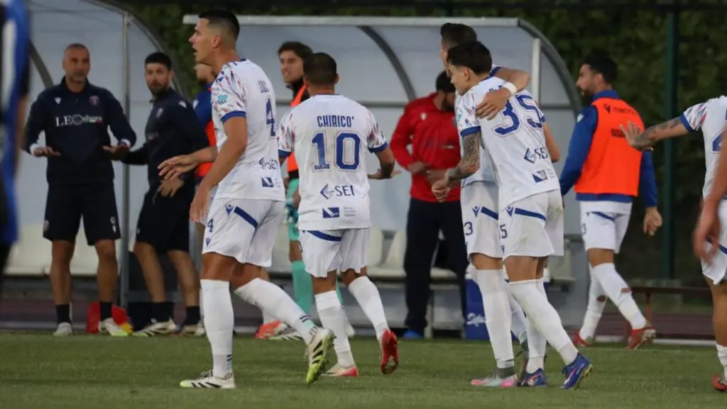 Un'esultanza di squadra a Renate - Foto Casarano Calcio