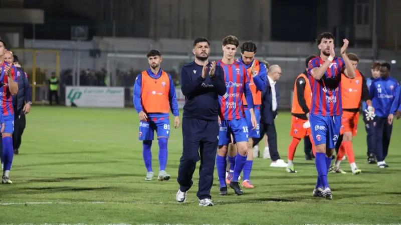 Di Bari, l'allenatore, in mezzo ai suoi giocatori - Foto Casarano Calcio