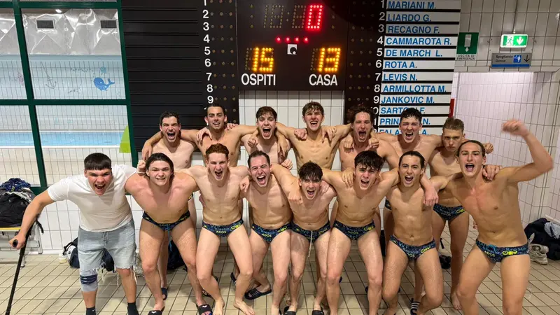 Tutta la gioia del Waterpolo Brescia, in finale nei play off di serie B di pallanuoto