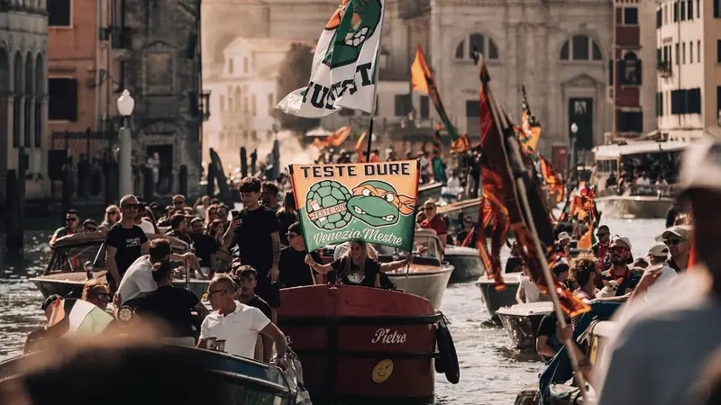 La parata di barche per la promozione del Venezia in serie A - Foto Instagram Venezia Fc