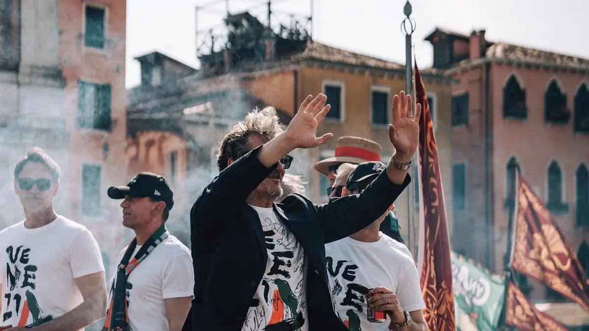 Mister Stroppa in gesta sul Canal Grande col suo Venezia portato in A - Foto Instagram Venezia Fc