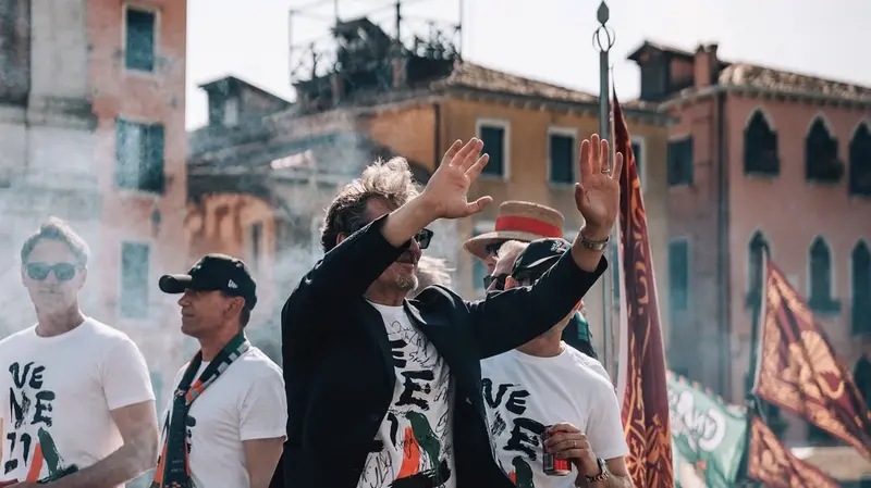 Mister Stroppa in gesta sul Canal Grande col suo Venezia portato in A - Foto Instagram Venezia Fc