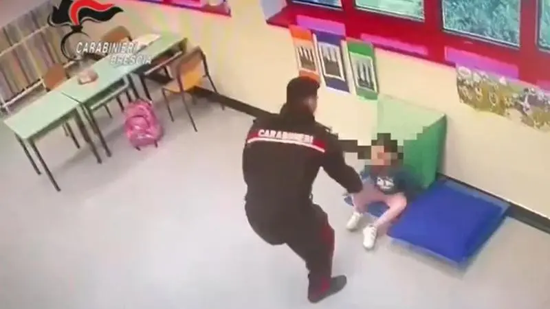 L’intervento dei carabinieri nella scuola frequentata dalla bambina