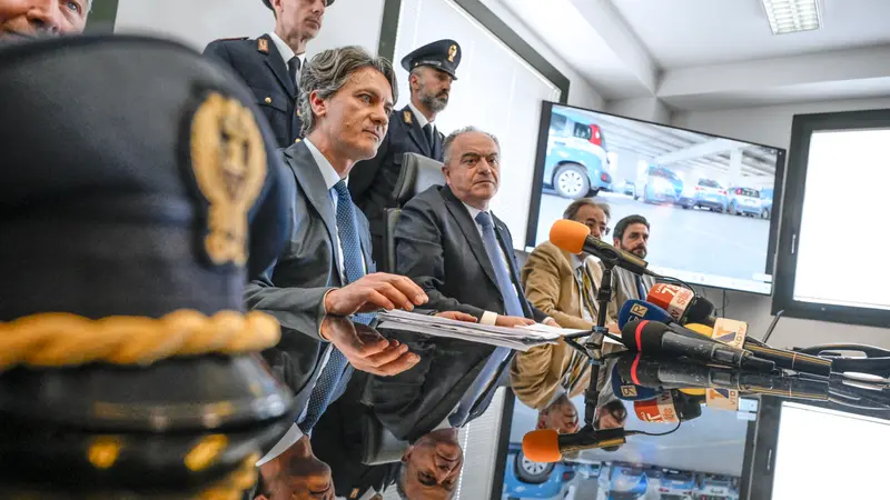 Nell'inchiesta di Napoli è emerso che i dati sarebbero stati rubati e venduti da poliziotti infedeli