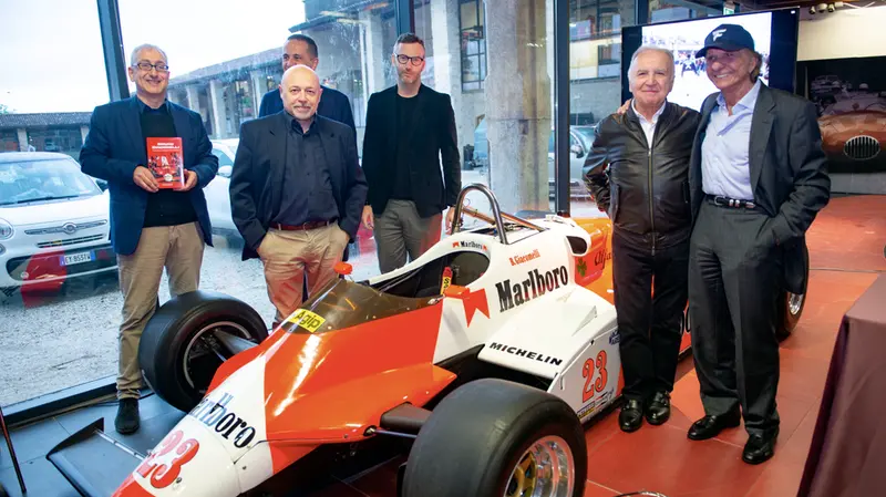 Fittipaldi e Giacomelli, a destra, con gli organizzatori dell'incontro e la monoposto guidata in Formula 1 dal bresciano - Foto Newreporter Papetti © www.giornaledibrescia.it
