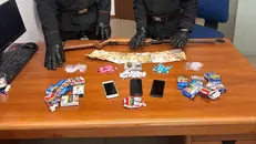La droga e soldi recuperati - Foto Carabinieri © www.giornaledibrescia.it
