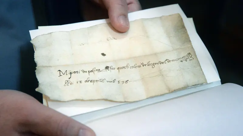Il biglietto scritto da Pasì da Passirano trovato nell'organo del Duomo Vecchio - Foto di Marco Ortogni Neg © www.giornaledibrescia.it