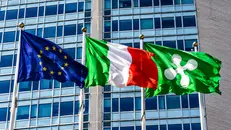 La bandiera europea, quella italiana e quella della Lombardia