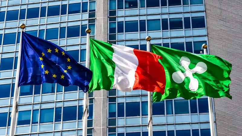La bandiera europea, quella italiana e quella della Lombardia