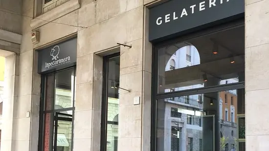 La sede della gelateria in Piazza Vittoria