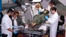 Al lavoro sulla Vittoria Alata: Anna Patera è la seconda da sinistra - © Opificio delle Pietre Dure, Firenze