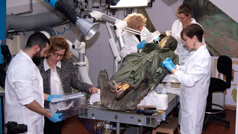Al lavoro sulla Vittoria Alata: Anna Patera è la seconda da sinistra - © Opificio delle Pietre Dure, Firenze