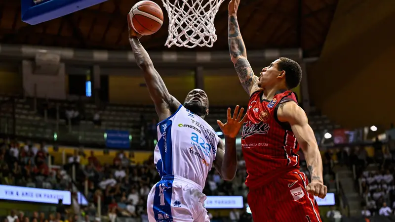 Jason Burnell fino al ferro contro Trieste - © G. Lodolo Ciamillo-Castoria