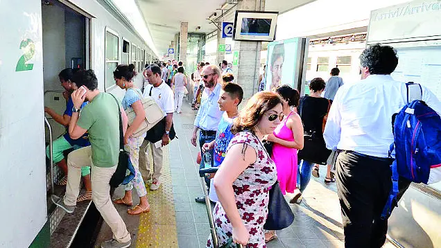Viaggiatori in stazione