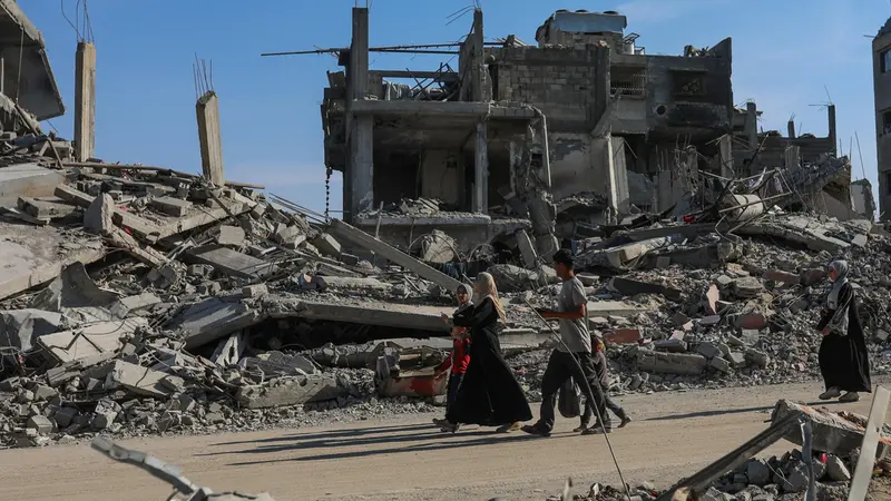 Palestinesi camminano accanto alle macerie di Gaza - Foto Ansa © www.giornaledibrescia.it