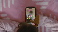 Una bambina con lo smartphone