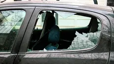 Il finestrino rotto di un'auto (foto d'archivio) - © www.giornaledibrescia.it