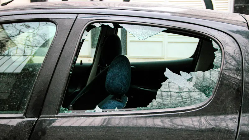 Il finestrino rotto di un'auto (foto d'archivio) - © www.giornaledibrescia.it