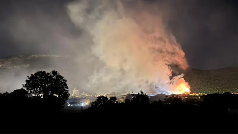 Fumo e fiamme visibili da grande distanza - © www.giornaledibrescia.it