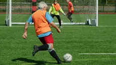 Anziani giocano a calcio