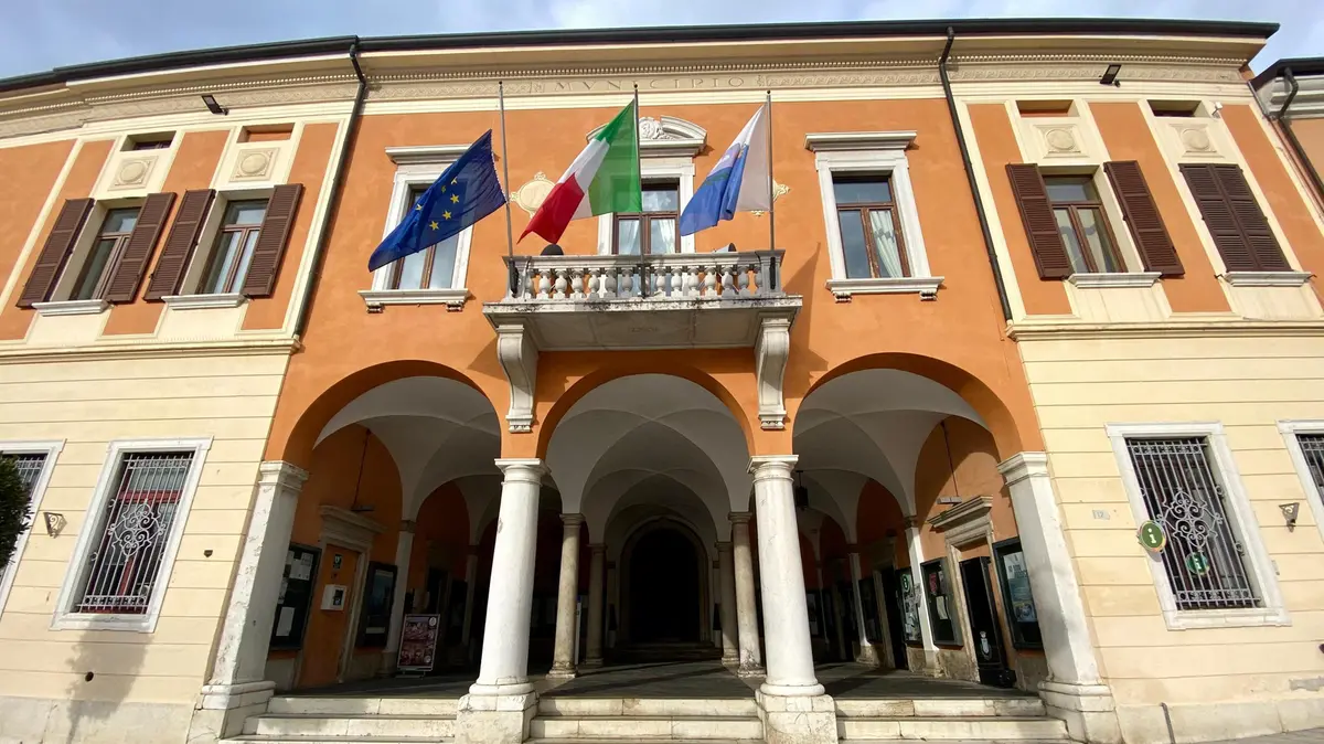 Il municipio di Lonato - © www.giornaledibrescia.it