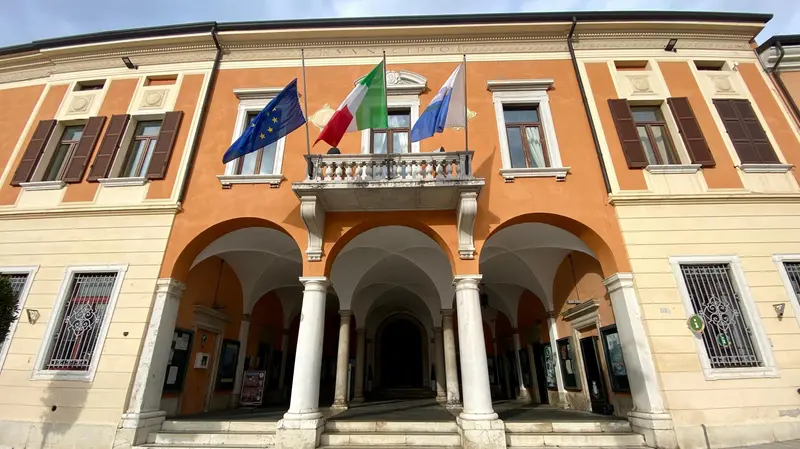 Il municipio di Lonato - © www.giornaledibrescia.it
