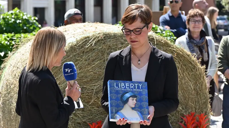 La consegna del catalogo della mostra Liberty alla sindaca Elisa Chiaf - Foto Gabriele Strada /Neg © www.giornaledibrescia.it