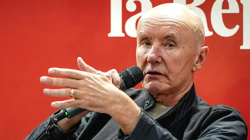 Irvine Welsh durante il recente Salone del libro a Torino - Foto Ansa/Tino Romano © www.giornaledibrescia.it