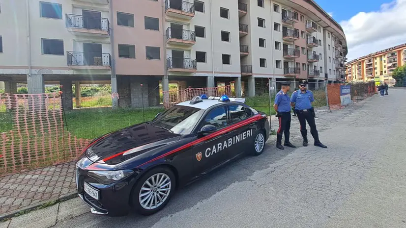 I carabinieri sul luogo in cui state trovate morte le due donne - Foto Ansa/Ciro Fusco © www.giornaledibrescia.it
